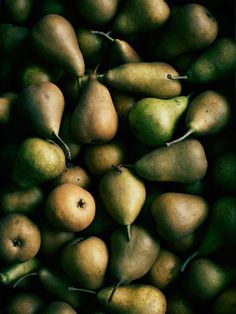 a pile of pears sitting next to each other