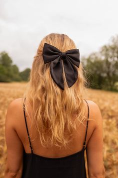 The Black Falla Bow is a stunning 6.3 inch hair clip, perfect for adding a touch of elegance and sophistication to any hairstyle. Colors: black - beige Black Hair Bow Aesthetic, Elegant Black Hair Accessories With Ribbon, Black Silk Hair Bow, Black Satin Hair Bow, Black Bow Hair Clip, Classy Hair, European Women, Classy Chic, Summer Accessories