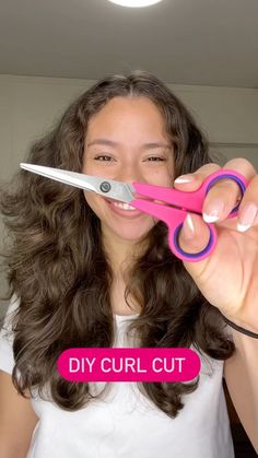 Haircut In Curly Hair, Short Hair Cuts For Wavy And Curly Hair, Diy Curly Bob Haircut, Ghost Cut Hair, Curly Hair Cuts Tutorial, Curly Haircut At Home, How To Cut Your Hair Short, How To Cut Curtain Bangs Curly Hair, Diy Wavy Haircut