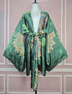 Gorgeous hand made Kimono with elegant floral detail and patterns. Available in multiple colours 🥰. Comes with belt.  One size fits all ✨. colour may vairy due to lighting.  Check my shop for more incredible hand made grams. ❤️🫶 Modern Kimono Fashion, Modern Kimono, Kimono Shirt, Loose Cardigan, Fashion Swimwear, Short Kimono, African Fashion Women, Asian Inspired, Womens Robes