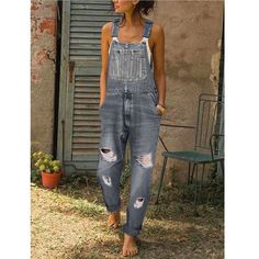 Denim Rompers & Jumpsuits Outfits For Women. Find New Trends of Denim Jumpsuits & Rompers for Women, up your wardrobe easily. Our Denim Jumpsuit help you explore the newest trends and essentials casual for any and every occasion! Find the perfect one-piece denim jumpsuits outfit for a stylish and effortless look. Diy Overalls, Jeans With Suspenders, Jumpsuit Overalls, Style Bleu, Big Pocket, Jumpsuit Summer, Casual Outerwear, Jumpsuits And Rompers, Denim Romper