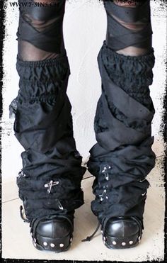 Dark Gothic Fashion, Rip Tattoo, Goth Fits, Alt Clothes, Aesthetic Grunge Outfit, Japanese Street Fashion, Alternative Outfits, Post Apocalyptic