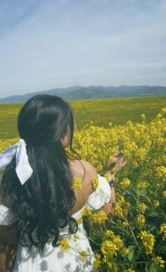 Senior photos summer aesthetic Senior photos romantic aesthetic Senior photos spring aesthetic Senior photo dress inspo Photos in a field Wheat field photos Outfits for photoshoots Long dress inspo Short dress inspo Photography ideas Field Photoshoot Friends, Flower Field Poses, Wheat Field Photos, Filter Photography, Spring Senior Pictures, Vintage Filter, Field Photoshoot, Filter Photo, Photo Dress