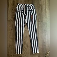 Cotton Spandex Blend . Waist Is 25 Inches Inseam 28” Front Rise Is 10” Fitted Casual Black And White Bottoms, Trendy Fitted Black And White Bottoms, Casual Striped Stretch Jeans, Trendy Fitted White Jeans, Casual Stretch Striped Jeans, Trendy White Fitted Jeans, Striped Fitted Cotton Jeans, Jeans With Stripe On Side, Chic Striped Fitted Jeans