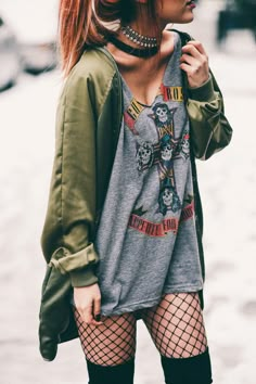 Aquí tenieis un ejemplo claro de las tendencias de esta temporada : 1: Medias de rejilla  2: Camisa con estampado  3:Las Bombers {tanto largas cómo cortas} 4: El estilo militar. Mode Edgy, Grunge Summer Outfits, Grunge Summer, 일본 패션, Instagram Baddie, Look Rock, Rock Outfit