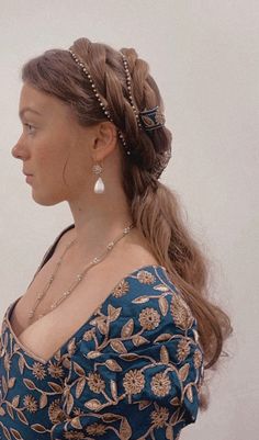 @ pipwoods IG Medieval Woman Hairstyle, Victoria Hairstyles, Regency Era Hairstyles Long Hair, My Lady Jane Hairstyle, Medieval Hair Styles, German Hairstyle Woman, My Lady Jane Costumes, Regal Hairstyles, Victorian Era Hair