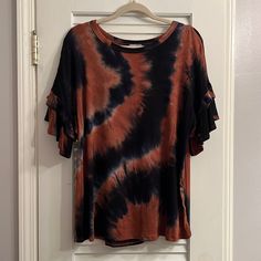 Never Worn. Brown Ruffled Top With Short Sleeves, Casual Ruffled T-shirt For Fall, Brown Crew Neck Top For Day Out, Tie Dye Tshirt, Tshirt Colors, Blue Brown, Tie Dye, Color Blue, Dye