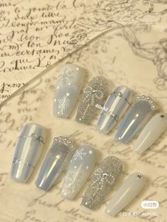 Xmas Nails Silver, Christmas Nails With Pearls, Silver Nails Christmas, New Years Nails Silver, White And Silver Christmas Nails, Light Pink Winter Nails, Christmas Nails Silver, White Winter Nail Designs, Pastel Christmas Nails