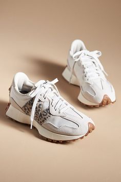 Stylish Tennis Shoes, Comfortable Women's Shoes, Autumn Shoes Women, Sneakers Comfortable, New Balance 327, Comfort Shoes Women, Stunning Shoes, Casual Sneakers Women, Trendy Sneakers