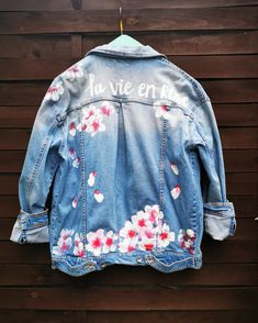 ✨Product details: ➤This is a hand painted denim jacket, which is unique, there is just only one piece. ➤The jacket can be washed in a washer, but not over 30º , it can't go in the dryer! ➤Size : S ➤It can be personalized ➤This is a finished product Hand Painted Denim, Custom Denim Jacket, Hand Painted Denim Jacket, Hand Painted Clothing, Painted Denim Jacket, Aladdin And Jasmine, Custom Denim, Floral Jeans, Painted Denim