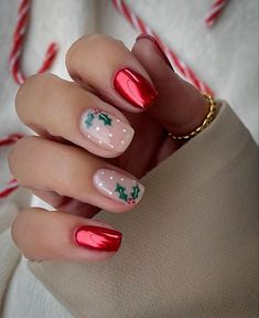 Red christmas nails with holly and snow Nail Art Noel, Candy Cane Nails, December Nails, Red Christmas Nails, Cute Christmas Nails, Christmas Nails Easy, Christmas Gel Nails, Red Nail Designs, Christmas Nails Acrylic