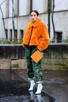 Fall Fashion Coats, Mode Editorials, Mode Boho, Beauty Dress, Teddy Coat, Camo Pants, Street Look, White Boots