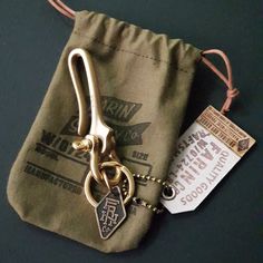 * manually cast * brass carabiner and washer. * exclusive packaging in resin cotton * shipping worldwide from barcelona-spain Keychain Men Amazon, Handmade Mens Keychains, Tig Welding Keychain, Key Chains Mens, Wrist Keychain For Men, Oventure Key Ring, Edc Key Ring, Nuts And Bolts Key Chains, Fisherman Keychain