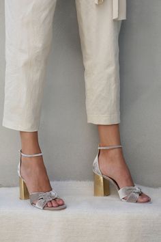 MAGRITTE grey zapatos de novia en terciopelo flordeasoka Pink Velvet Heels, Chic Heels, Bridal Sandals, Velvet Heels, Most Comfortable Shoes, Shoe Inspiration, Leather Block Heels