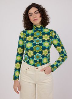 , Daisy, daisy - we’re crazy about Selina’s new print! This cosy wardrobe addition features a high neckline, long sleeves, and a new invisible back zip to help keep the shape and stop it from stretching out. Crafted from an incredibly soft and comfy fabric in an all-over green-toned retro daisy print, this layering essential is a ‘70s-inspired staple.Grace is 5'7 and is wearing a UK size SmallPoppy is 5'11 and is wearing a UK size LargeFitted style - take your usual sizeNew & improved fitAll-ove Daisy Daisy, Retro Daisy, Midi Dress Formal, 1990s Fashion, Floral Shirt Dress, 1980s Fashion, 1970s Fashion, 1960s Fashion