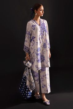 Sana Safinaz H232-023B-AC Mahay Winter Collection – Sara Clothes Silk Sets With Printed Motifs For Spring, Silk Sets For Daywear, Printed Silk Sets For Summer, Elegant V-neck Printed Sets, Silk Lawn Suit With Floral Print For Summer, Silk Summer Sets With Printed Motifs, White Silk Lawn Suit For Spring, Elegant Patterned Sets With Printed Motifs, Spring Silk Lawn Suit With Floral Print