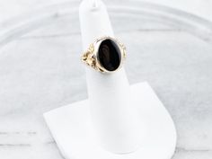 Este hermoso anillo floral está elaborado en oro amarillo, una opción resistente y asequible que es perfecta para el uso diario. El centro es un óvalo de ónix liso y pulido, una piedra clásica para las mujeres: ¡después de todo, el negro combina con todo!



 Metal: oro amarillo de 14 quilates.

 Gema: ónix negro

 Medidas de la gema: 13,7 x 9,7 mm, ovalada

 Tamaño del anillo: 5.25

 Marcas: "14K" estampado en la banda interior Formal Black Oval Ring, Formal Black Oval Rings, Elegant Oval Onyx Signet Ring, 14k Gold Black Cabochon Rings, Black Cabochon Ring In 14k Gold, Black Cabochon 14k Gold Rings, Black 14k Gold Cabochon Ring, Formal Black Oval Cabochon Signet Ring, Formal Oval Onyx Rings