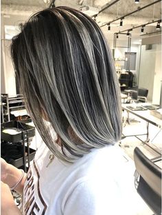 Rayos En El Cabello Oscuro, Hair Dyed Underneath, Hair Color Underneath, Black Hair Dye, Hair Color Streaks, Silver Highlights, Hair Streaks