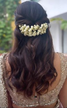 Curls Hairstyles Indian Wedding, Tamil Saree Hairstyles, Curls With Flowers In Hair, Traditional Hairstyle With Flowers, Hair Styles With Flowers Indian, Indian Hair Braid, Hairstyle With Flowers Indian, Flowers Hairstyle Indian, Traditional Saree Hairstyles Indian