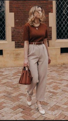 Light Academia Aesthetic Outfit Casual, Uk Outfit Women, Business Look Woman, Casual Romantic Outfit, How To Style A Sweater, Sofisticated Style, Sarah Mantelin, Casual Romantic Style, Classy Outfits Work