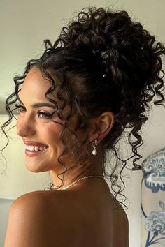 Up Due Hairstyles For Curly Hair, Hairstyles For Curly Hair For A Wedding, Simple Elegant Curly Hairstyles, Curly Upstyles For Long Hair, Classy Dinner Hairstyles, Hairstyles For Brown Curly Hair, Hair Curly Style Ideas, Curly Top Knot Bun Natural Hair, Big Curly Updo