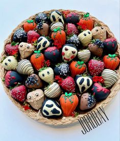 Halloween Strawberries, Spooky Halloween Desserts, Halloween Sleepover, Postres Halloween, Dulces Halloween, Berry Basket, Halloween Movie Night, Spooky Food, Halloween Party Snacks