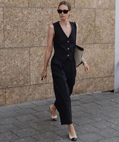 7 looks formais para quem trabalha em escritório » STEAL THE LOOK Waistcoat Outfit, Ballet Flats Outfit, Look Office, Flats Outfit, Outfit Plan, Vest Outfits, Work Looks, Pantalon Large, Versatile Dresses