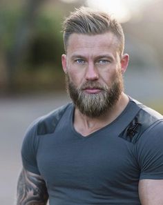 Tatts, muscles and beard. Pinterest Haircuts, Man With A Beard, Viking Skull, Mustache Styles, Viking Beard, Beard Hairstyle, Great Beards, Beard Love, Beard Tattoo