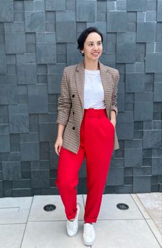 Outfit Pantalon Rojo, Red Blazer Outfit, Outfit Formal Mujer, Business Casual Outfits For Work, Classy Casual Outfits, Red Pants