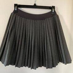 Fall-Winter Gray Pleated Skirt Fits Kids And Teen Size Small/Medium Due To Stretch Waist Flawless Condition - Looks Brand New School Tennis Skirt For Fall, Winter School Pleated Skirt, Winter Pleated Skirt For School, Winter School Uniform Style Pleated Skirt, Winter Pleated Skirted Skort, Winter School Mini Pleated Skirt, Winter Stretch Lined Skort, Winter Skort For School, Winter School Skort