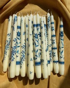 ivory dinner candles are handpainted with blue ceramic inspired designs. Pretty Candles, Diy Candle Sticks, Diy Candles Homemade, Arte Aesthetic, Chasing Rainbows, Pretty Candle, Coloring Art