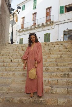 Style // The perfect pop of color, Rose is the dreamiest faded pink linen kaftan With a plunging low back, billowy sleeves, side slits and a detailed v-neck front, the Siena Dress is crafted with care for the ultimate laid back beautiful look. Comfortable and classic, with a self-tie at the back to ensure the perfect fit, the kaftan silhouette allows for the definition of effortless elegance in every sense of the word. The loose and laid back shape makes the Siena Dress perfect to transition thr Linen Kaftan, Linen Style Fashion, Quoi Porter, 가을 패션, Looks Vintage, Spring Summer Outfits, Mom Style, Siena, Low Back