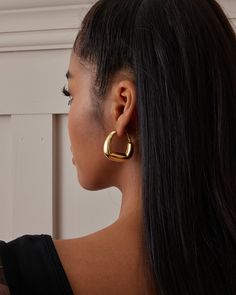 These chunky hoop earrings offer a clean and modern look, perfect for making a bold statement. Each piece is hand-polished and carefully inspected to ensure a luxurious finish. Despite their substantial silver metal volume, the weight is reduced for maximum comfort, even during long wear. Made from 925 sterling silver and plated with genuine yellow gold or white gold, these earrings allow you to express yourself with luxurious chunky hoops without compromising on comfort. Perfect as a gift for h Modern Chunky Hoop Earrings, Modern Chunky Metal Earrings, Minimalist Metal Hoop Earrings With Shiny Finish, Elegant Chunky Earrings For Everyday, Chic Chunky Earrings, Chunky Metal Hoop Earrings For Everyday, Everyday Chunky Metal Hoop Earrings, Elegant Chunky Hoop Earrings As Gift, Elegant Chunky Hoop Earrings For Gift