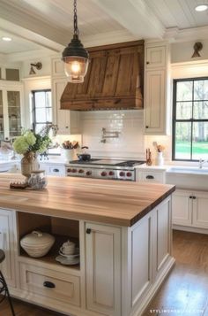 Create a cozy, stylish farmhouse kitchen with these 50+ affordable ideas. Explore tips on color schemes, cabinets, lighting, and DIY projects to transform your kitchen into a charming rustic retreat. Perfect for budget-savvy DIY enthusiasts looking to enhance their home with beautiful, functional designs. Modern Farmhouse Kitchen Ideas, Dr Kitchen, Modern Farmhouse Kitchen Cabinets, Loft Kitchen, Modern Farmhouse Kitchen, Farmhouse Kitchen Ideas, Farmhouse Kitchens