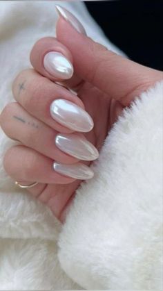 Pearl Like Nails, Icy White Nails, Pearl Color Nails, Simple Christmas Nails White, Pearly White Nails, Summer Nails Chrome, Pearl White Nails, Gel X Extensions, Nail Art Pearls