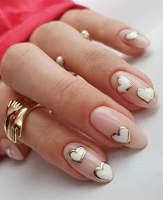 62. Gold and White Heart Nails Looking for a pretty and elegant nail art design? All the nail art ideas and inspiration you could need. We have a... Nontraditional Valentines Nails, Pink And Gold Valentine Nails, Black Heart Nails, Finger Makeup, Finger Art, February Nails, Valentine Nails, Nails 2022, Her Nails