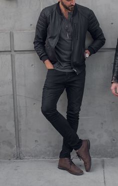 Black Jeans Brown Boots, Mens Casual Outfits Summer, Hipster Man, Mens Winter, Outfit Jeans, Man Standing, Mens Winter Fashion, Sneakers Men Fashion, Relaxed Fit Jeans