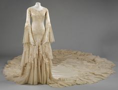 Silk satin wedding dress, designed by Norman Hartnell, 1933, given and worn by Margaret, Duchess of Argyll. © Victoria and Albert Museum, London 1800s Wedding Dress, Duchess Of Argyll, Historical Wedding Dresses, Antique Wedding Dress, Norman Hartnell, Wedding Dress Gallery, Wedding Dress Outfit, Dress History, Dress Gallery