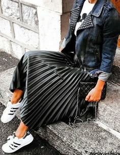 Pleated Skirt Outfit, Skirt Diy, Mickey Shirt, Black Pleated Skirt, Summer Work Outfits, Cooler Look