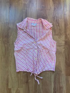 Vintage 90's 'Simply Basic' pink country chic tie waist blouse. Cropped, sleeveless, super cute little flower shaped buttons. Brand: Simply Basic Size: Tagged a Large - Fits more like a Small - all measurements from flat as per photos.  Top is in good vintage condition. * Please note that vintage items have been preowned and potentially preloved and are rarely 'Perfect.' I do my absolute best to source out amazing pieces that are in very good condition and thoroughly scan each item before postin Y2k Style Button-up Summer Tops, Y2k Style Tops With Buttons For Spring, Y2k Collared Tops For Summer, Spring Collared Y2k Tops, Spring Y2k Collared Tops, Cute Sleeveless Summer Blouse, Cute Tops With Button Closure For Spring, Pink Summer Tops With Buttons, Summer Pink Tops With Buttons