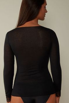 Long-sleeved modal cashmere ultralight shirt enhanced with lace. Stretch Modal Long Sleeve Tops, Long Sleeve Seamless Soft Stretch Top, Seamless Long Sleeve Top For Layering, Soft Stretch Seamless Long Sleeve Tops, Seamless Soft Stretch Long Sleeve Tops, Fitted Modal Long Sleeve Tops, Fitted Long Sleeve Modal Top, Seamless Long Sleeve Modal Top, Stretch Viscose Long Sleeve Tops