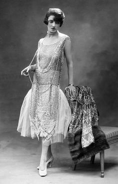 People Fashion. pic: 1926. Young woman in the evening wear fashion of the era. 20’s Fashion, Style Année 20, Fashion Through The Decades, 1920s Fashion Women, Chicago Aesthetic, 1920s Women, 1920s Outfits, 1920 Fashion