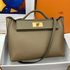 Description Hermes 24/24 Clemence Swift Light Brown For Women, Women’s Handbags, Shoulder Bags 11.4in/29cm Rep 1:1 This beautiful 2020 Herms... Stylish Handbags, Gold Bag, Luxury Products, Small Backpack, Hermes Bags, Evening Clutch Bag, Mid Calf Boots, Vintage Chanel, Tote Backpack