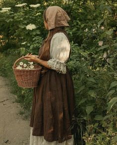 Dark Cottagecore Aesthetic Outfits, Trad Wife Aesthetic, Jam Pie, Cottagecore Aesthetic Outfits, Rustic Pie, Dark Cottagecore Aesthetic, Cottagecore Farm, Cottagecore Outfit, Grape Jam