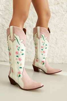 Perfectly Balancing Fashion And Functionality, making Them Versatile For Various Occasions. Whether It's A Casual Day Out, A Western-Themed Event, A Country Concert, Or Paired With A Classic Cowgirl Outfit, These Fashion Boots Are Your Stylish Companion. Cowboy Embroidery, Embroidery Boots, Pink Cowboy Boots, Pink Cowboy, Glamour Vintage, Rough Heels, Embroidered Boots, New Flower