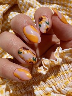 Almond Nails Sunflower, Fall Sunflower Nails Acrylic, Sunflower Nails Wedding, Sunflower Nails Fall, Flower Fall Nails, Fall Sunflower Nails Design, Nails Sunflower Design, Yellow Wedding Nails, Sunflower Gel Nails