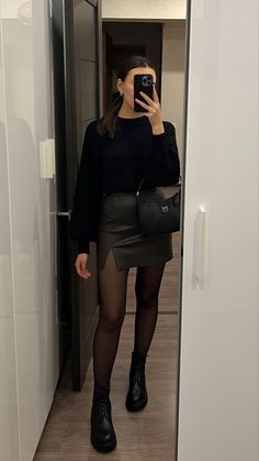 Hairdresser Outfit Work Business Casual, Night Out Outfit Cold Weather, Ootd Soiree, Skort Outfit Elegant, Evening Outfit Going Out, Outfits Ideas For School, Outfit Weihnachten, Cute Outfits Ideas, Lederhosen Outfit