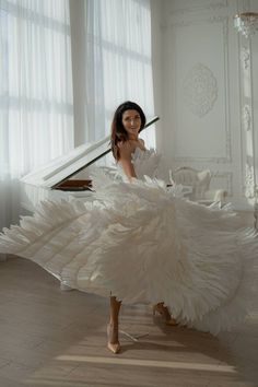 White Luxury Dresses, Wedding Dress Wings, Feather Wedding Gown, Feather Dress Long, White Swan Dress, Feathered Wedding Dress, Feather Wedding Dress, Feather Dresses, Gown Photoshoot