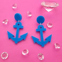 These Anchor earrings are sure to get you noticed! They're laser cut from bright blue acrylic and measure 60mm tall, collectively. Each one has a silvertone earring posts and hypoallergenic pads. As seen on Margot Robbie in Barbie! The ONLY official anchors from the movie - accept no substitutes! ;) PLEASE NOTE; DUE TO HYGEINE LAWS WE CANNOT ACCEPT RETURNS OF EARRINGS - PLEASE READ SIZING DETAILS CAREFULLY. Check out the rest of our store here: sugarandvicedesigns.etsy.com We hope you enjoy your Barbie Movie Earrings, Fun Blue Hypoallergenic Earrings, Anchor Earrings, Blue Anchor, Jewelry Summer, Barbie Movie, Laser Cut Acrylic, Earring Posts, Barbie Movies