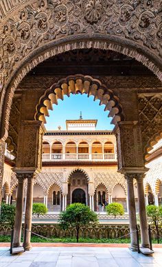 an archway in the middle of a courtyard